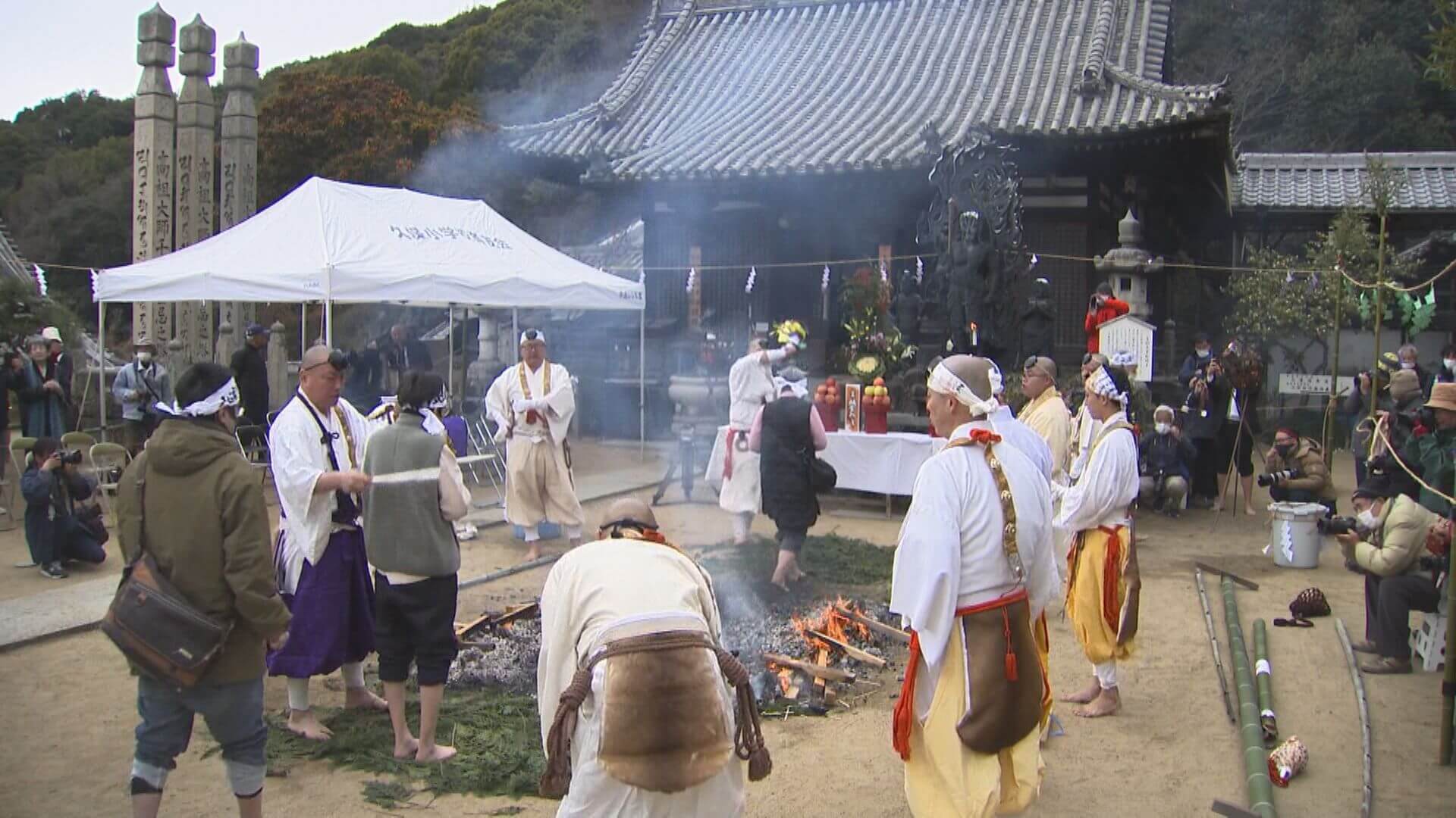 無病息災など願い“火渡り”法要　尾道市西国寺